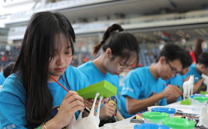 香港近千名青少年刷新&ldquo;最多人同時為雕像涂色&rdquo;吉尼斯世界紀(jì)錄