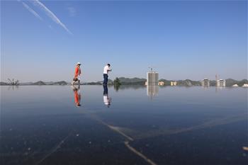 貴陽(yáng)：&ldquo;天空之鏡&rdquo;引客來(lái)